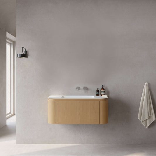 Mobile bagno sospeso in rovere chiaro, design moderno e funzionale per un'eleganza naturale.