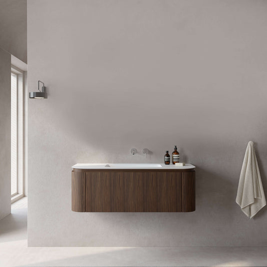 Mobile bagno sospeso in rovere medio con lavabo, design moderno e minimale per un bagno elegante.