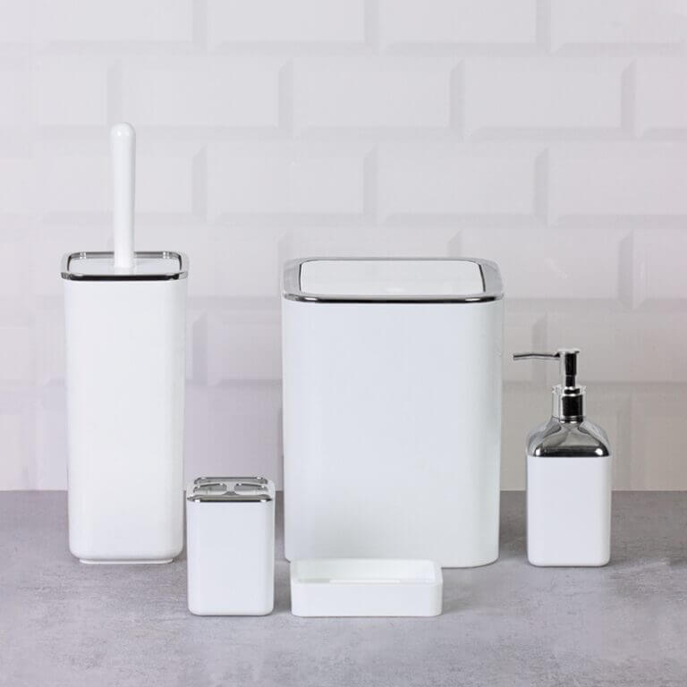 Set accessori da bagno quadrato lucido bianco e cromo, moderni e eleganti, perfetti per ogni ambiente.