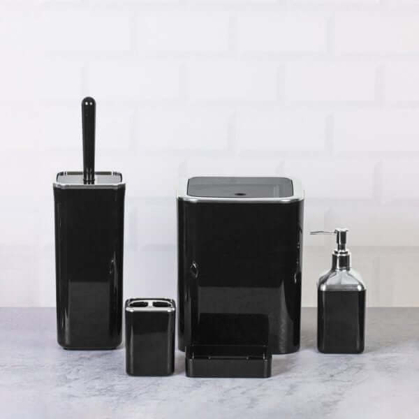 Set accessori da bagno quadrato lucido nero con finiture cromate su sfondo grigio.