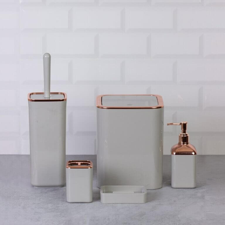 Set di accessori da bagno quadrato lucido tortora e rosa, elegante e funzionale, ideale per design moderno.