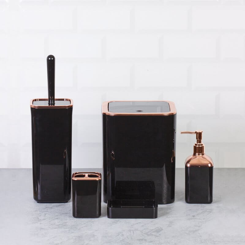 Set accessori da bagno quadrato lucido nero e rosa con finitura elegante per ambienti moderni.