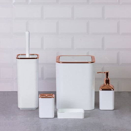 Set accessori da bagno quadrati bianchi con dettagli rosa, moderni ed eleganti per qualsiasi ambiente.