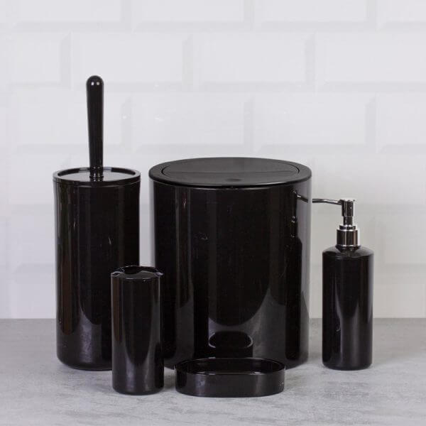 Set accessori da bagno tondo lucido nero Meda su fondo grigio, elegante e moderno per ogni bagno.