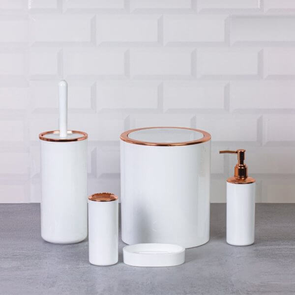 Set accessori da bagno tondo lucido bianco e rosa con dettagli in rame, design moderno e elegante.