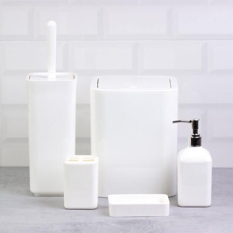 Set accessori da bagno quadrato lucido bianco Meda con dispenser, porta spazzolini, cestino e scopino.