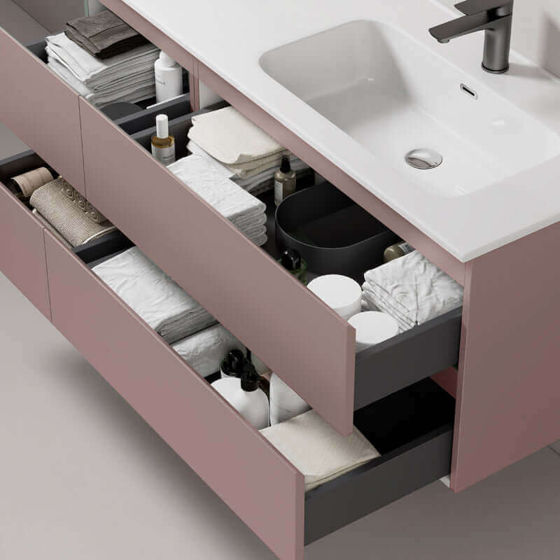 Dettaglio del mobile bagno sospeso Fiji 140 cm con cassetti organizzati e lavabo a destra in rosa retro. (25686808)