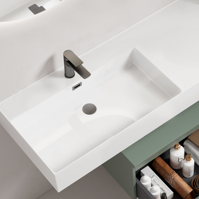 Lavabo sospeso in resina bianco lucido con rubinetto moderno, design minimalista per bagni contemporanei.
