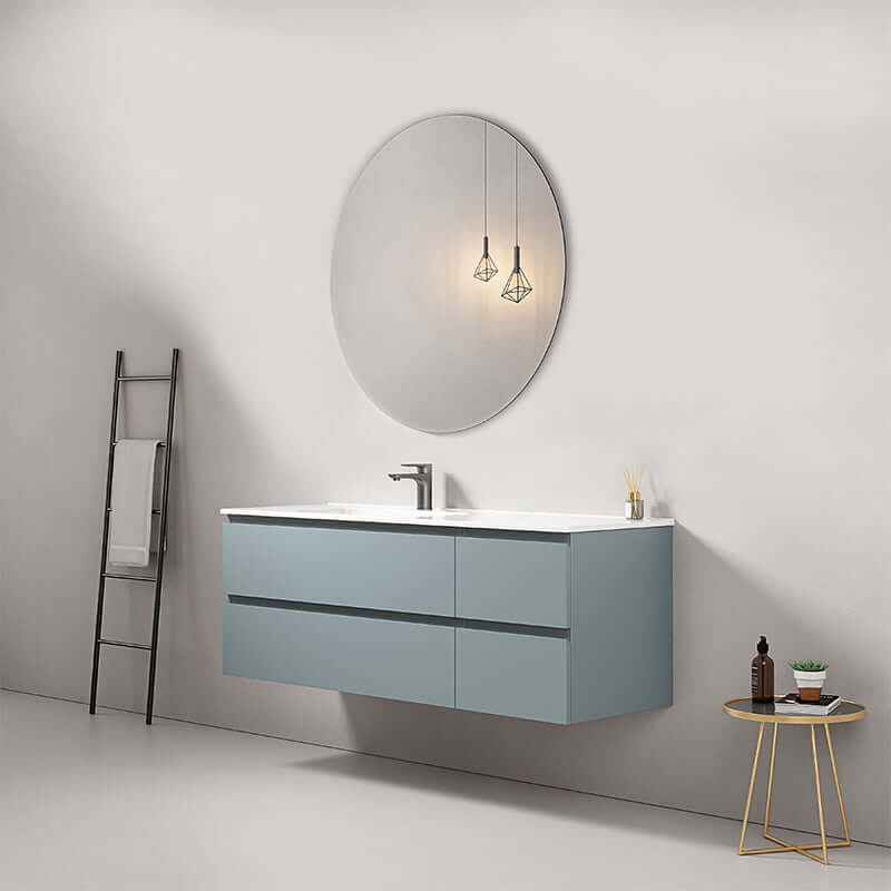 Mobile bagno sospeso 140 cm Blu Avio con lavabo a sinistra e specchio tondo in un bagno moderno.