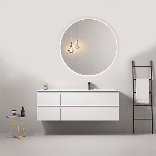 Mobile bagno sospeso bianco 140 cm con lavabo a destra e specchio tondo retroilluminato in un ambiente moderno.