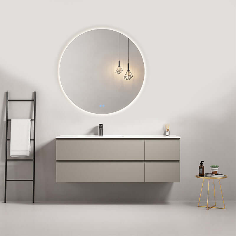 Mobile bagno sospeso 140 cm Grigio Cenere con lavabo a sinistra e specchio tondo retroilluminato.