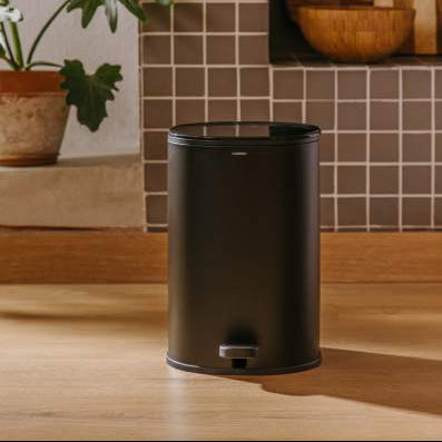 Gettacarta Tondo Cestino 5 Litri Nero Opaco Essentials - Cosmic in a stylish interior setting.
