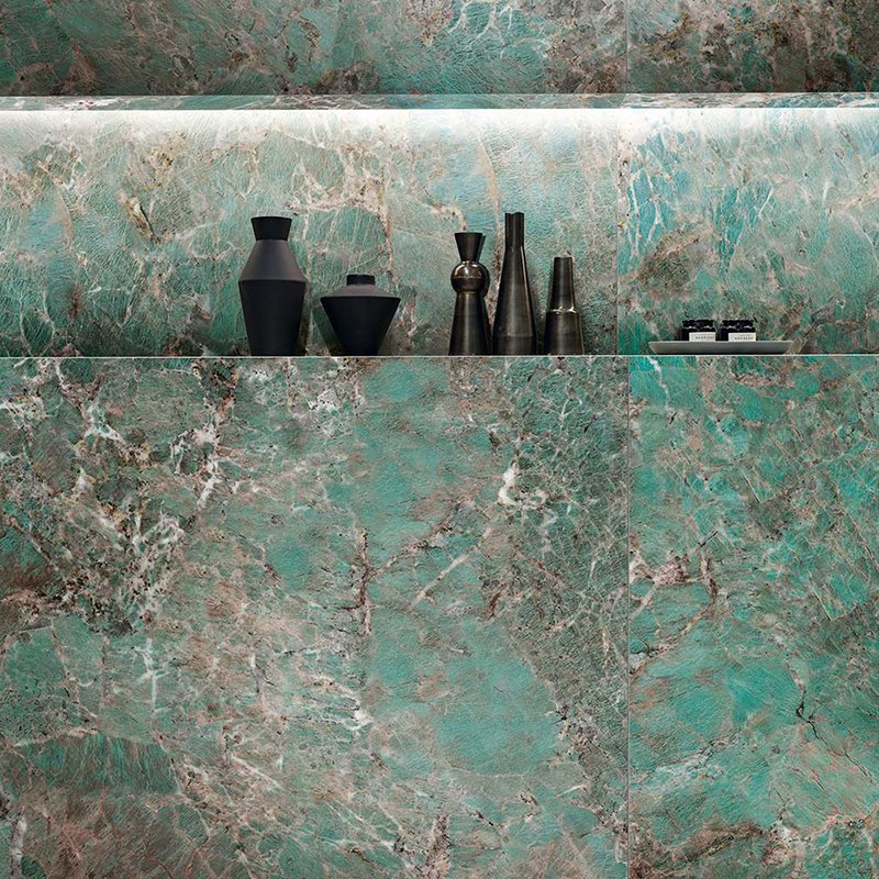 Gres Porcellanato Effetto Marmo Verde, lucido, con vasi neri decorativi, stile moderno, design elegante e sofisticato.