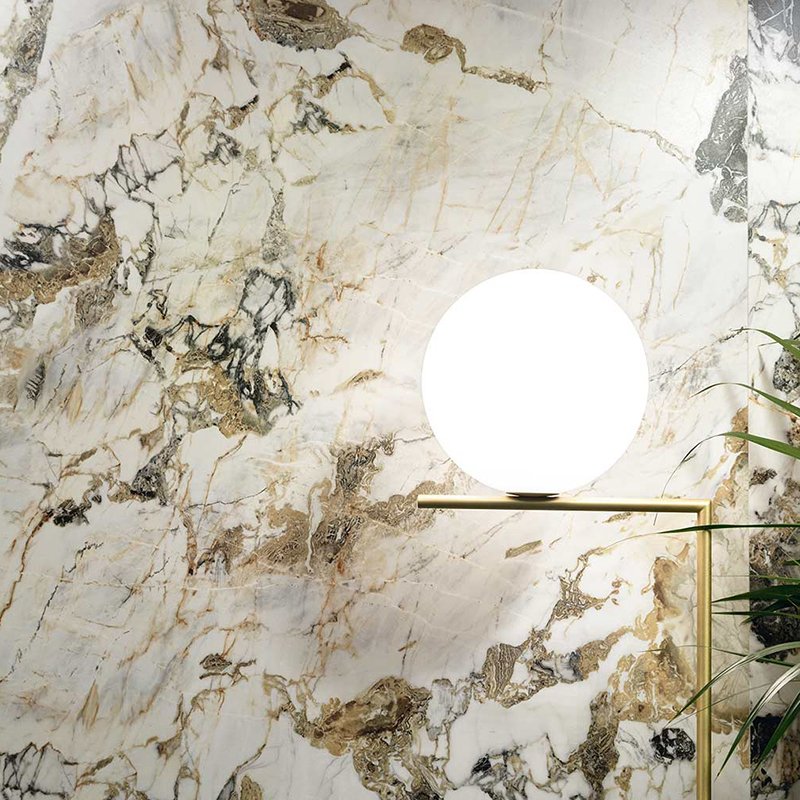 Gres Porcellanato Effetto Marmo Lucido 60x120 cm con lampada tonda su supporto, design elegante e moderno.