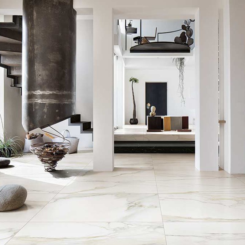 Elegant interior featuring Gres Porcellanato Calacatta gold tiles, showcasing marble effect with a modern design.