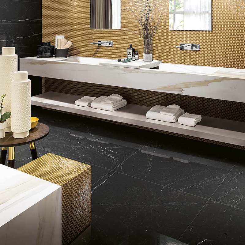 Modern bathroom showcasing Gres Porcellanato Effetto Marmo Marquinia 80x80 tiles, elegant design with contrasting textures.