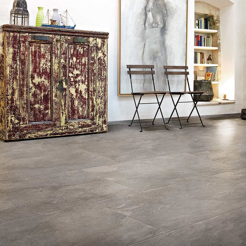 Gres porcellanato effetto pietra Ardoise 40x80 Plombe Grip di Florim, pavimento elegante in tonalità grigia.