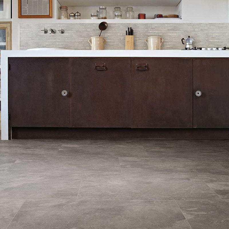 Gres porcellanato effetto pietra Plombe Ardoise 40x80 in cucina, superficie grip 9mm, design elegante di Florim.