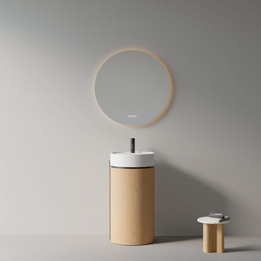 Lavabo freestanding in rovere chiaro con specchio tondo retroilluminato, design moderno ed elegante.