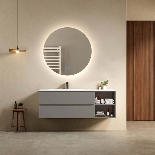 Mobile bagno sospeso grigio Londra con lavabo a sinistra e specchio tondo retroilluminato in un bagno moderno.