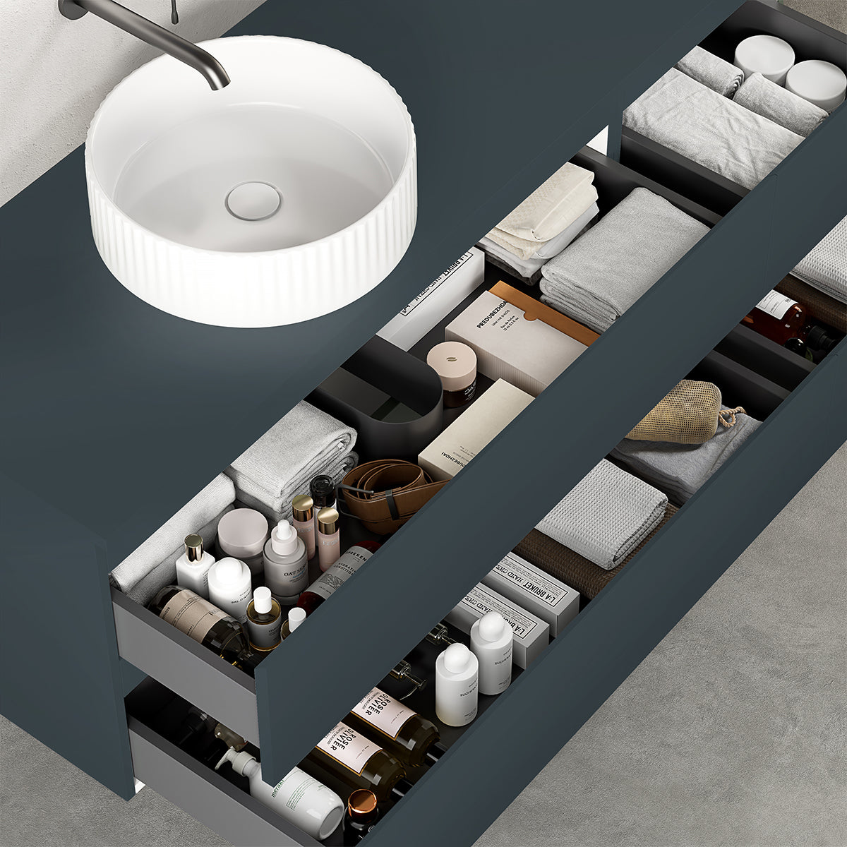 Mobile bagno sospeso Blu Mare con lavabo d'appoggio e cassetti organizzati per il bagno moderno.