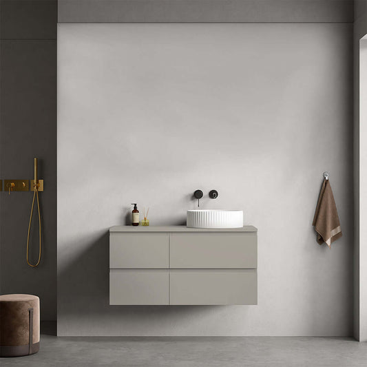 Mobile bagno sospeso grigio cenere con lavabo d'appoggio, design contemporaneo e funzionalità ottimale per il bagno.