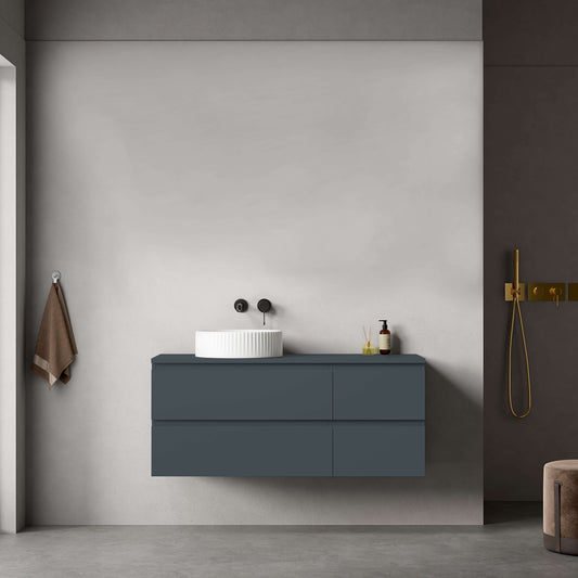Mobile bagno sospeso blu mare con lavabo d'appoggio in ambiente moderno e minimalista.