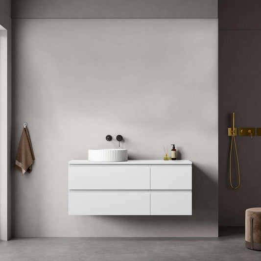 Mobile bagno sospeso bianco opaco con lavabo d'appoggio, design contemporaneo e funzionale per arredamento bagno moderno.