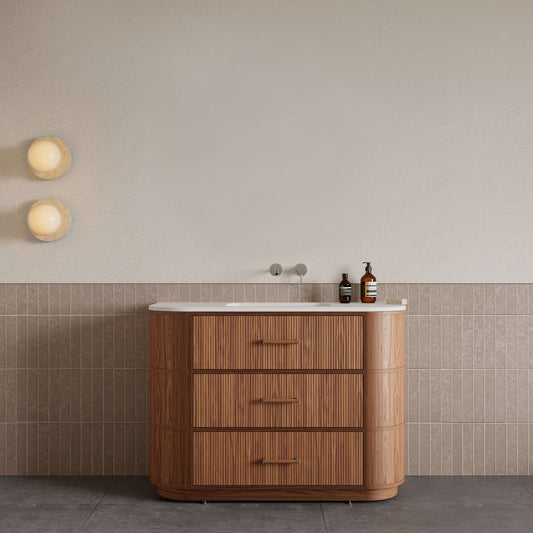 Mobile bagno 120 cm in rovere medio, con tre cassetti e lavabo bianco, ideale per interni moderni.