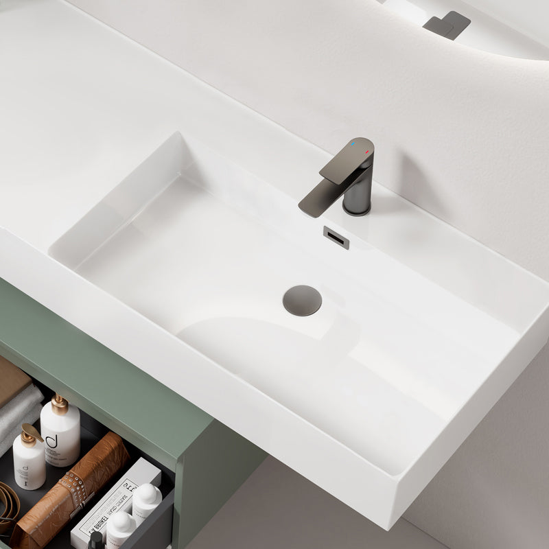 Lavabo sospeso in resina bianca con rubinetto moderno, design elegante e spazio per prodotti da bagno.