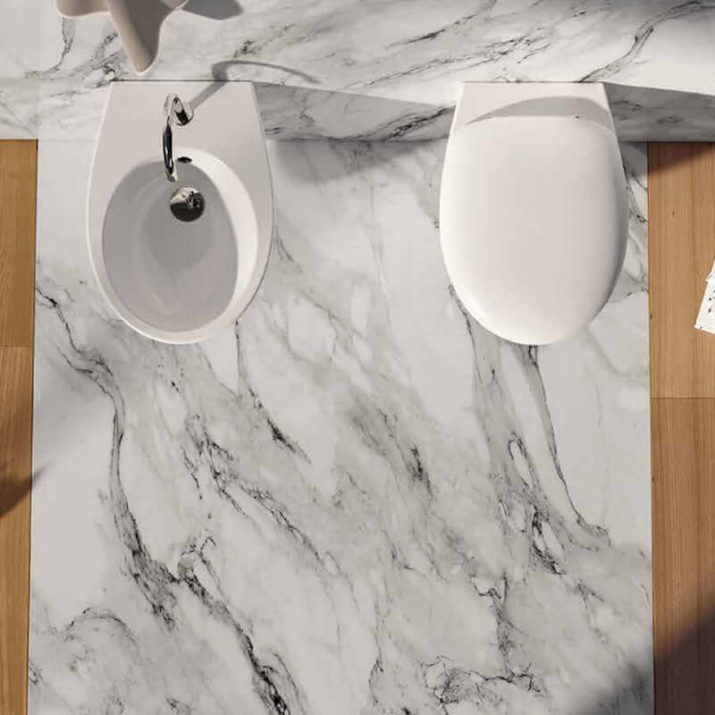 Coprivaso Soft Close Mascalzone - Domus Falerii, modern sanitary collection on a marble floor.