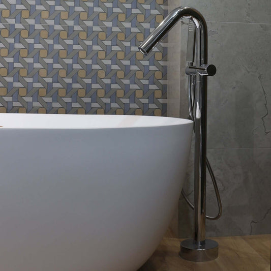 Miscelatore a pavimento con doccino cromato per vasca freestanding, design elegante e moderno in bagno.