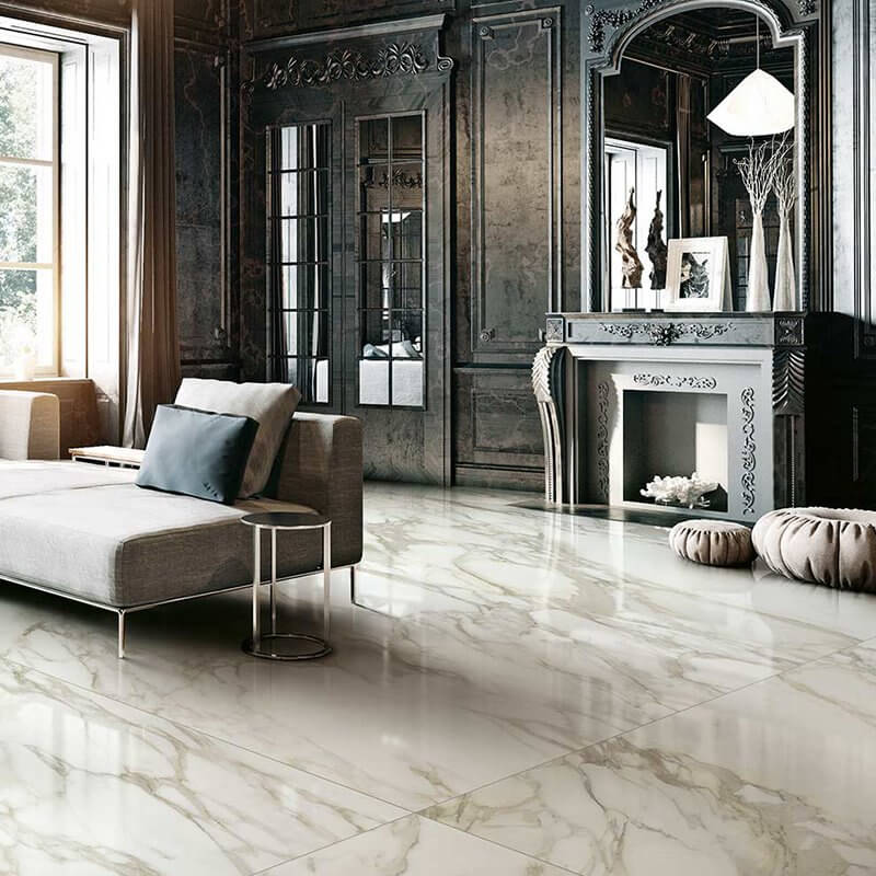 Gres porcellanato effetto marmo lucido 60x60 in interni eleganti con soggiorno e camino, stile moderno e raffinato.