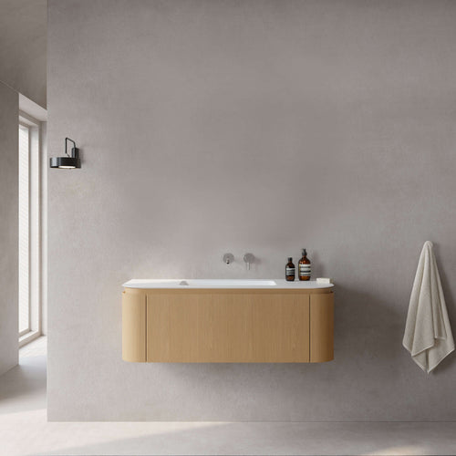 Mobile bagno sospeso in rovere chiaro, design moderno e funzionale per un bagno elegante con accessori.
