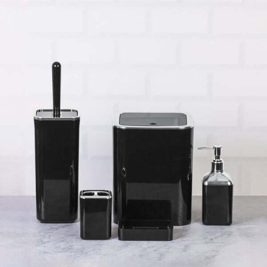 Set accessori da bagno quadrato lucido nero con finiture cromate su sfondo grigio.