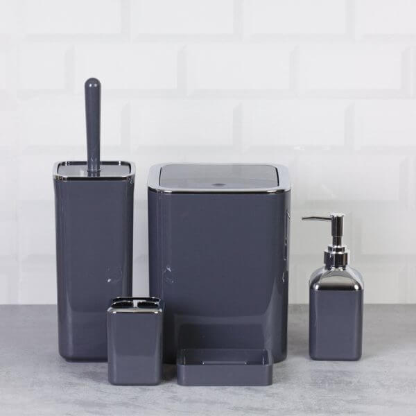 Set accessori da bagno quadrato lucido antracite e cromo, includes dispenser, toilet brush, and storage containers.