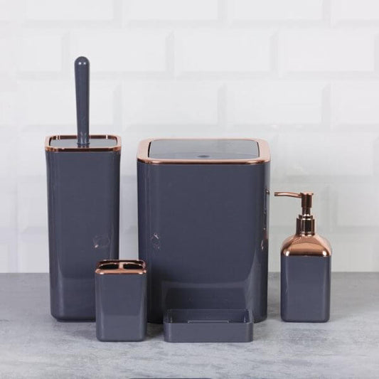 Set accessori da bagno quadrato lucido antracite e rosa, con dispenser, porta scopino e portaspazzolini.