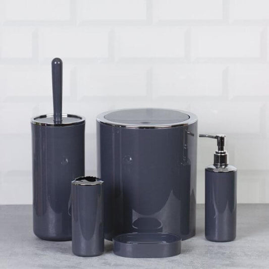 Set accessori da bagno tondo lucido antracite e cromo, composto da dispenser, portascopino e altri elementi in stile moderno.