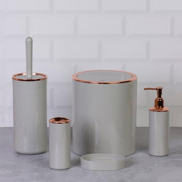 Set di accessori da bagno tondo lucido tortora e rosa, design elegante per un ambiente moderno.