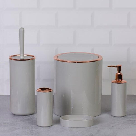 Set di accessori da bagno tondo lucido tortora e rosa, design elegante per un ambiente moderno.