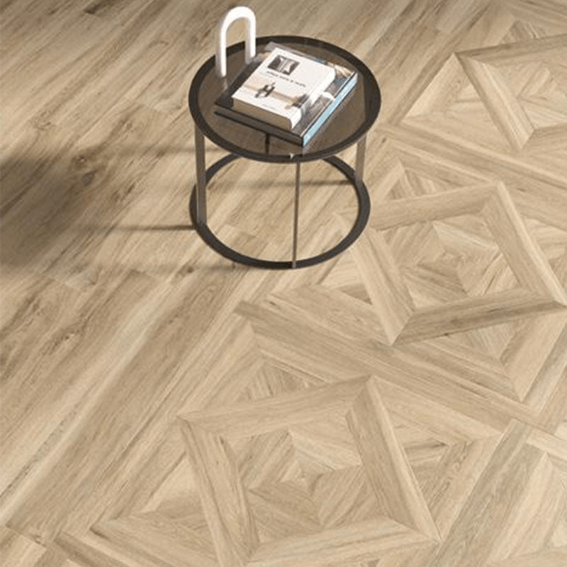 Gres porcellanato effetto legno 90x90 Glam 01 Ricordi con tavolino moderno in arredamento interno.