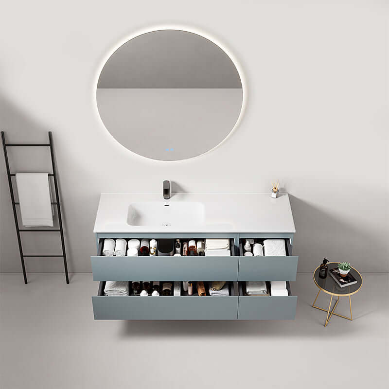 Mobile bagno sospeso 140 cm blu avio con lavabo a sinistra e specchio tondo retroilluminato.