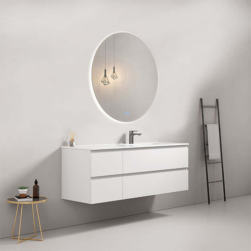 Mobile bagno sospeso bianco 140 cm con lavabo, specchio rotondo retroilluminato e accessori moderni.
