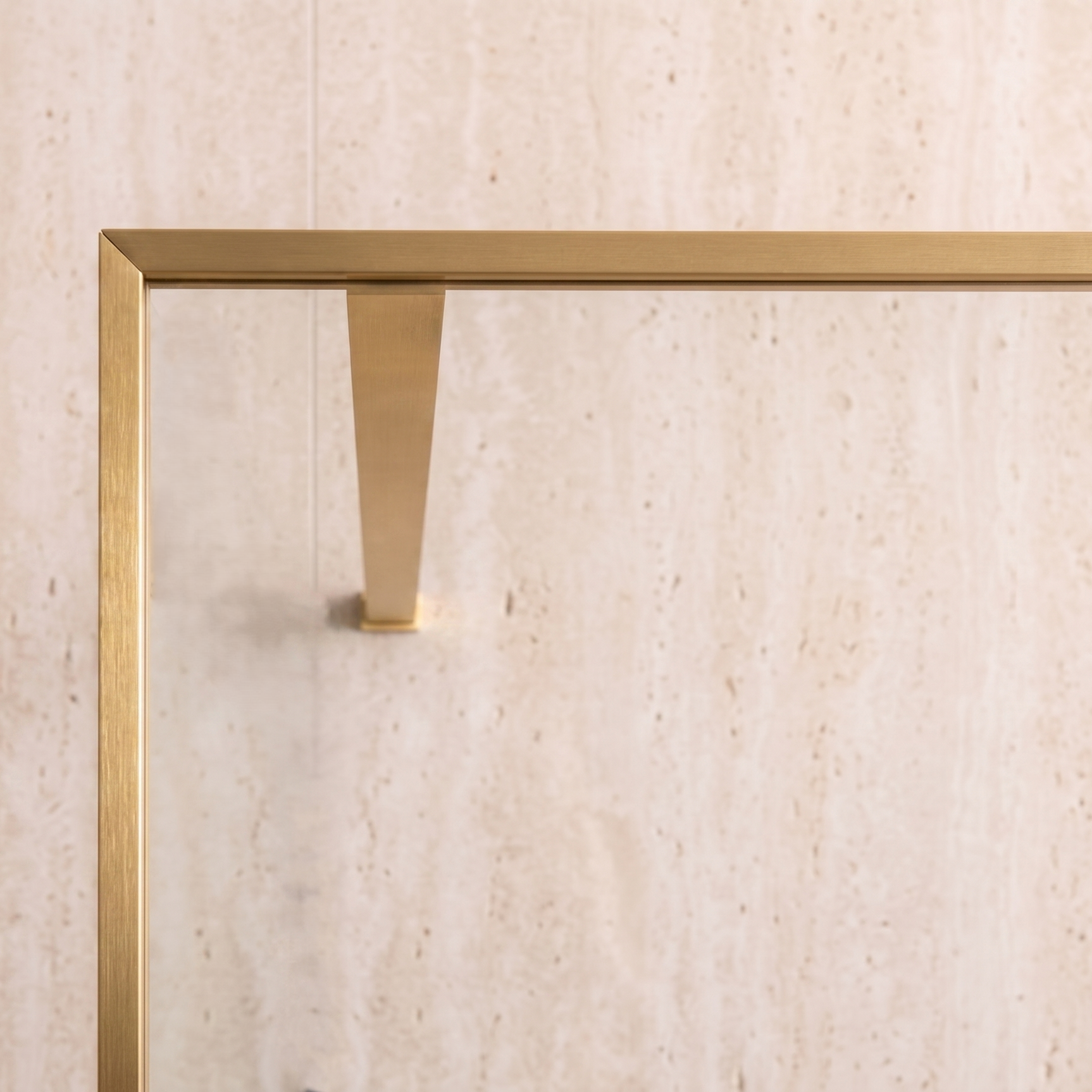 Parete Walk-in 120 cm Vetro Trasparente e Profilo Gold Brush - Escape close-up of gold brushed frame.