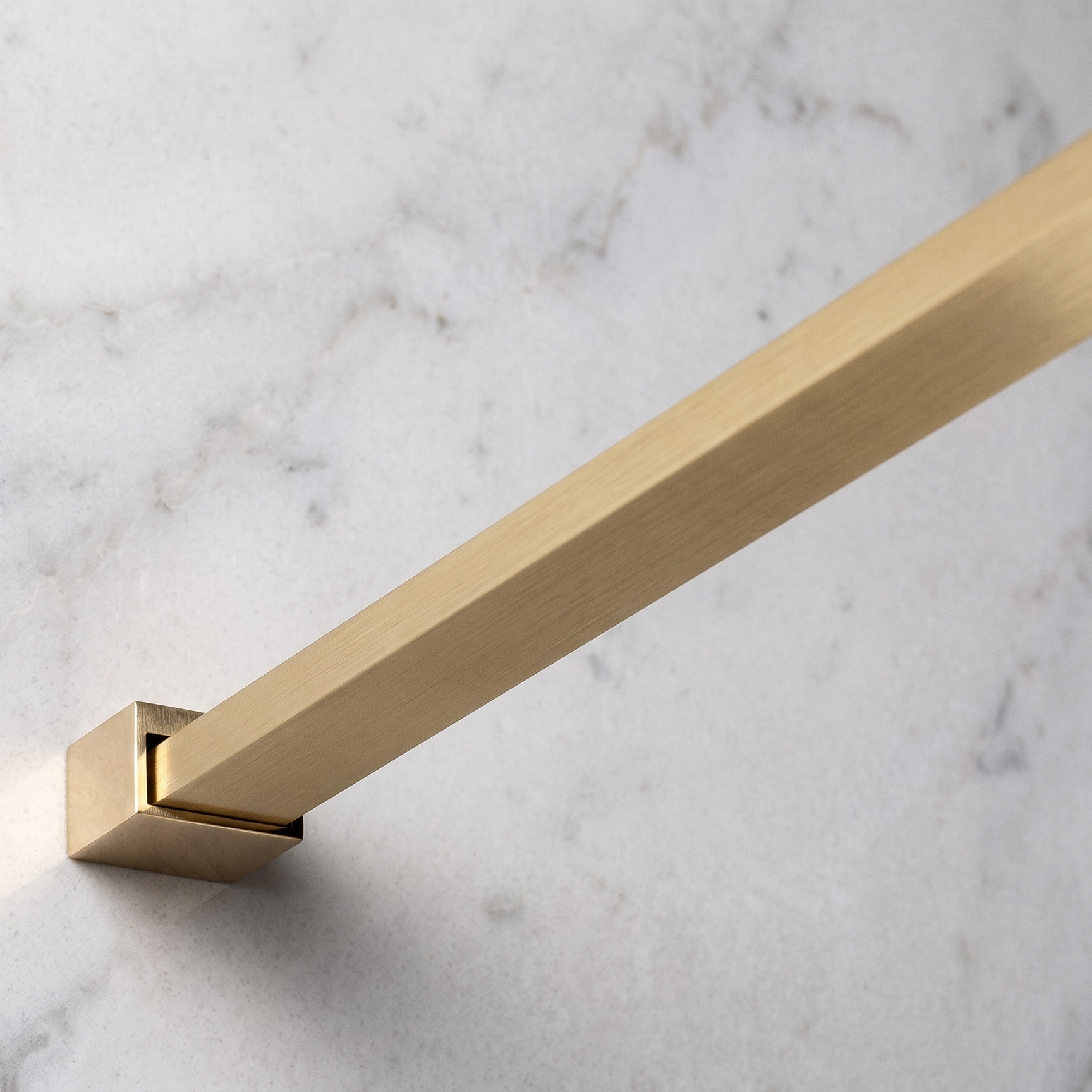 Parete Walk-in 120 cm Vetro Trasparente e Profilo Gold Brush - Escape, dettagli del profilo gold brush su base marmo.