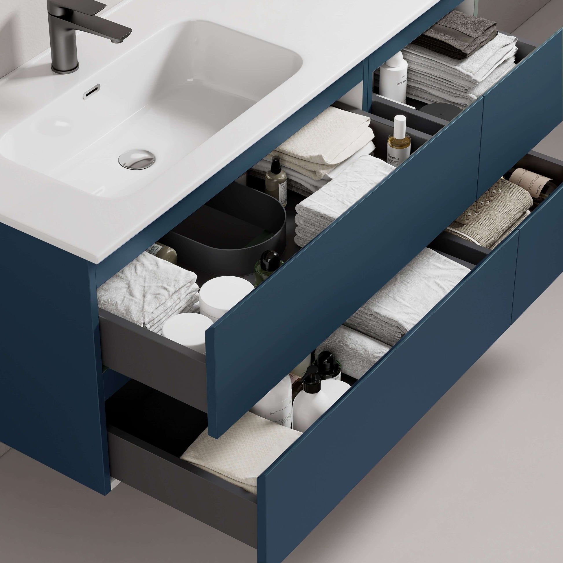 Mobile bagno sospeso in blu mare con lavabo a sinistra e cassetti organizzati in resina per un design contemporaneo.