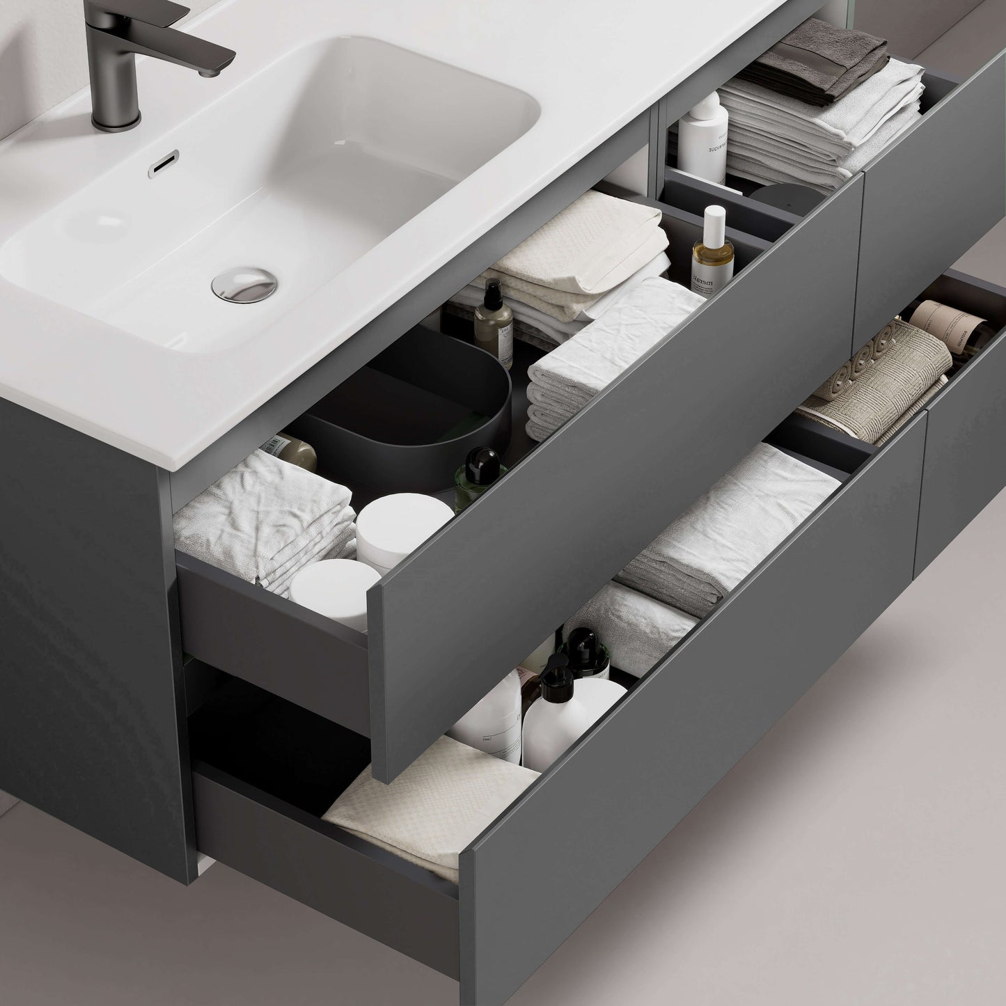 Mobile bagno sospeso grigio Londra con lavabo a sinistra e cassetti organizzati con asciugamani e prodotti per la cura. (25686756)