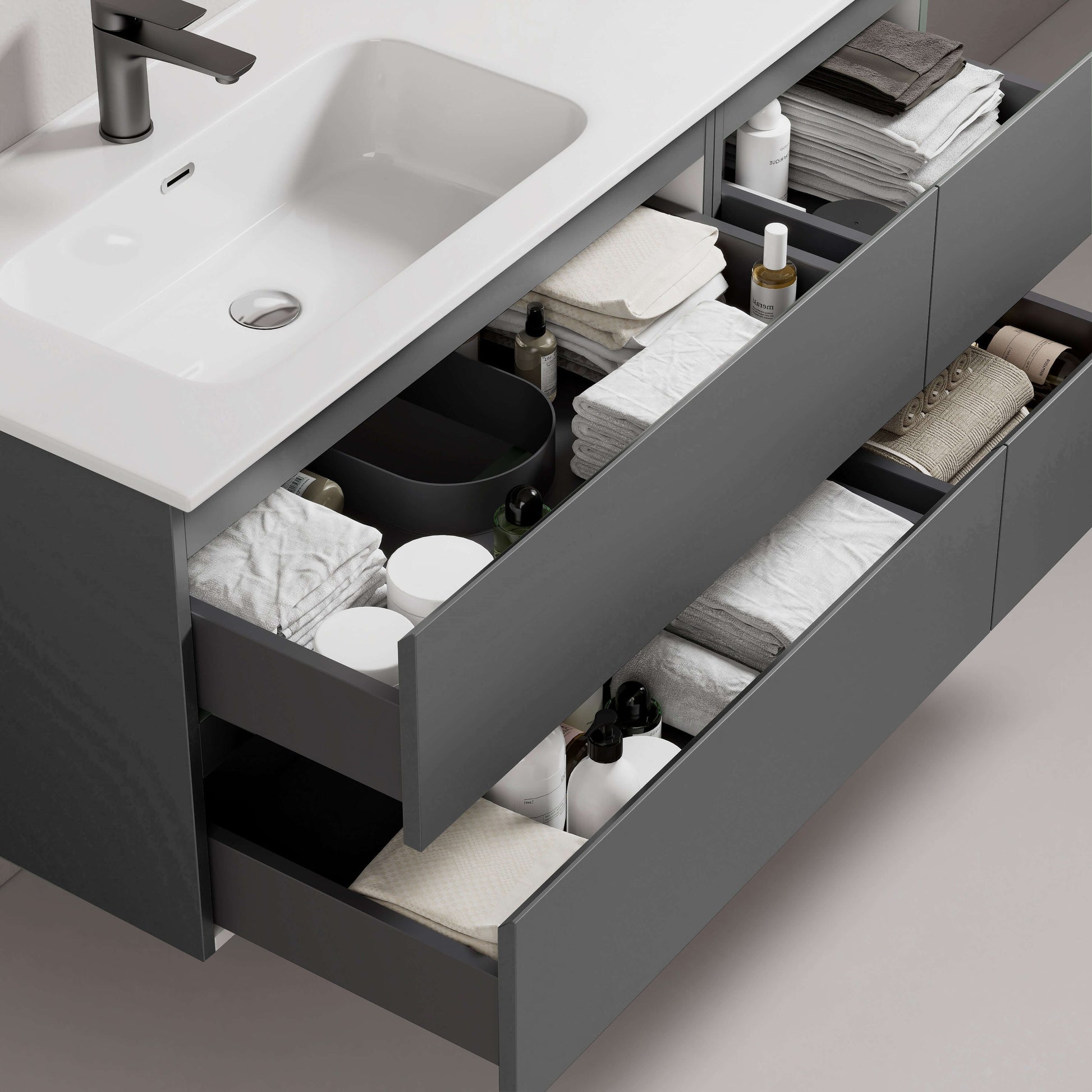 Mobile bagno sospeso grigio Londra con lavabo a sinistra e cassetti organizzati con asciugamani e prodotti per la cura. (25686756)