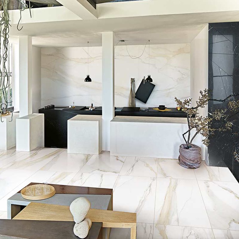 Modern kitchen featuring Calacatta gold porcelain tiles, showcasing elegant marble effect and sleek design by Florim.