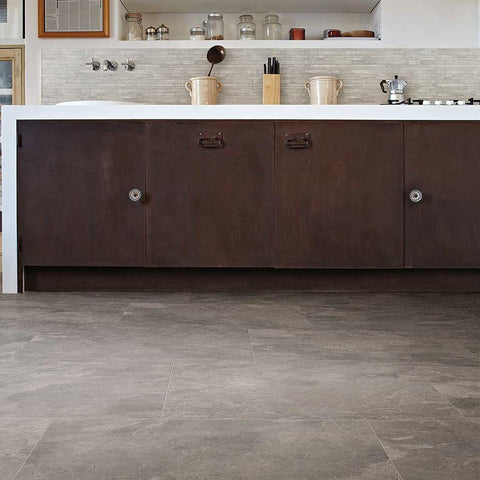 Gres porcellanato effetto pietra Plombe Ardoise 40x80 in cucina, superficie grip 9mm, design elegante di Florim.